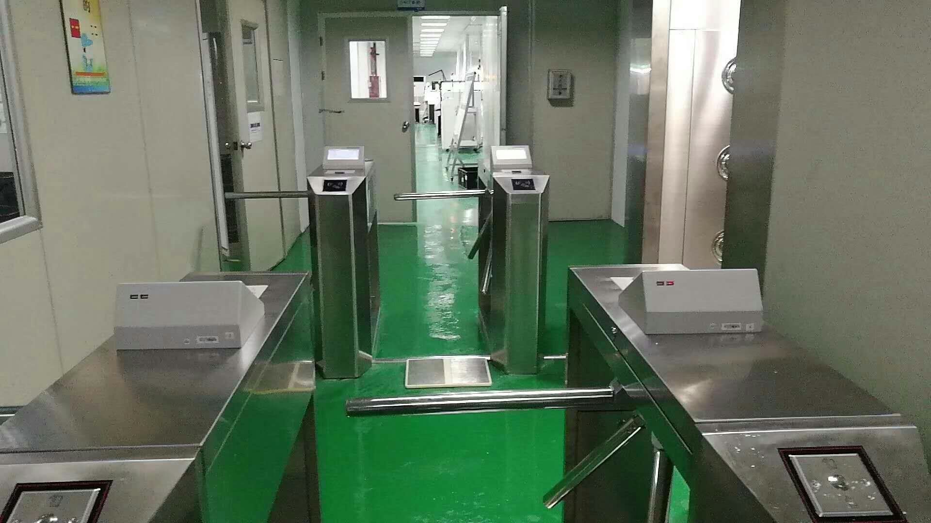 防靜電三輥閘安裝完成