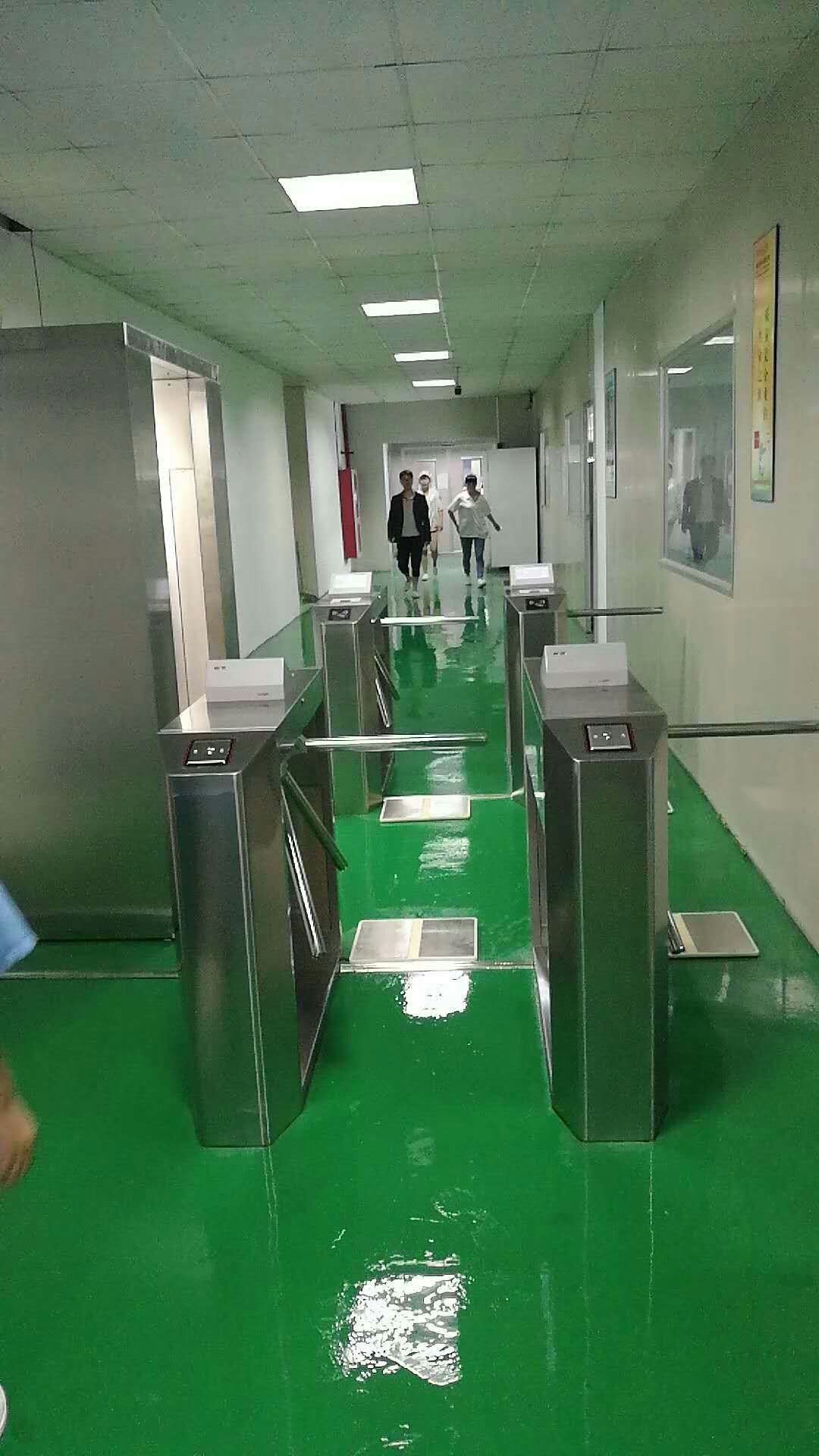防靜電三輥閘安裝完成