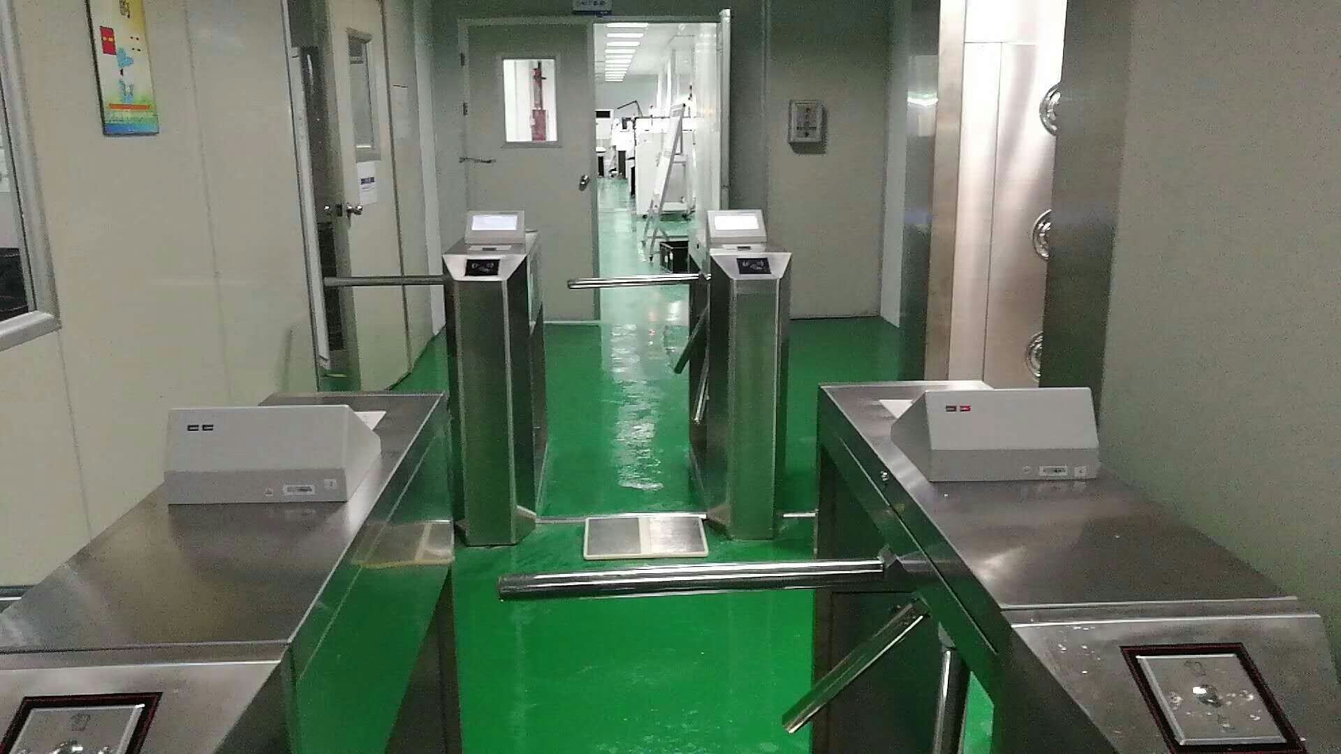 防靜電三輥閘安裝完成