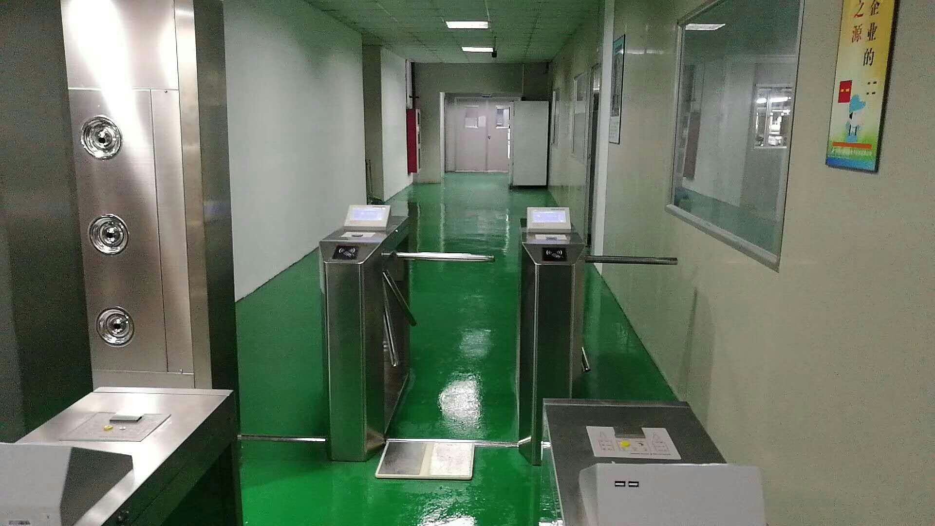 防靜電三輥閘安裝完成