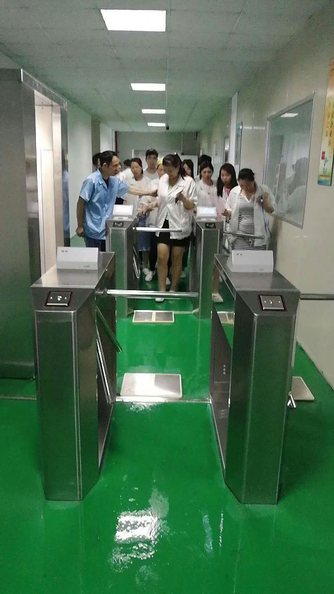 防靜電三輥閘安裝完成