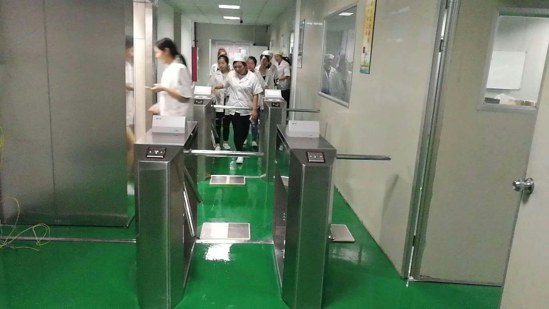 防靜電三輥閘安裝完成